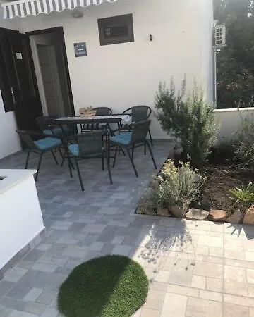 Mimi, Nečujam