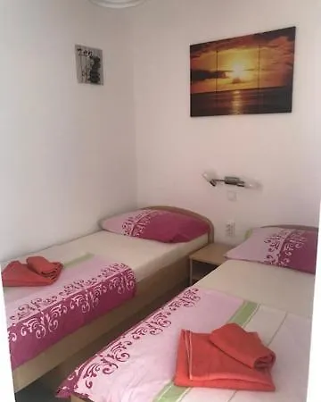 Mimi, Nečujam