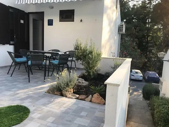 Mimi, * Nečujam