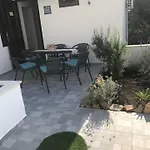 Mimi, Nečujam