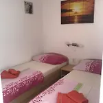 Mimi, Nečujam