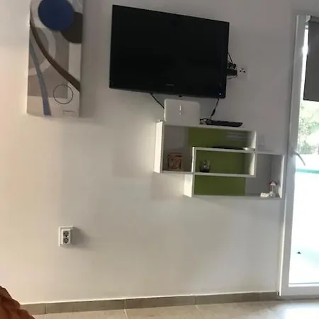 Mimi, Apartamento Nečujam